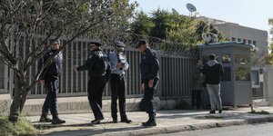 Αστυνομικοί έξω από το ρωσικό προξενείο (Φωτογραφία: IntimeNews/ΛΙΑΚΟΣ ΓΙΑΝΝΗΣ)