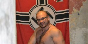 Αυτός είναι ο τρομακτικός ακροδεξιός με το ψευδώνυμο «Μπαλτάς» που βασάνιζε ομοφ