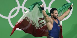 Ο Ροσταμί πουλάει το μετάλλιό του για τα θύματα του σεισμού (Φωτογραφία: AP/ Mike Groll)