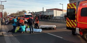 Αυτοκίνητο έπεσε πάνω σε διαδηλωτές των «Κίτρινων Γιλέκων»(Φωτογραφία: Twitter)