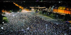 Στους δρόμους χιλιάδες Ρουμάνοι (Φωτογραφία: AP/ Vadim Ghirda)