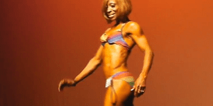 Σούπερ γιαγιά: 64χρονη αποθεώνεται σε διαγωνισμό με μπικίνι [βίντεο]