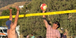Ο Σάκης Ρουβάς έκλεψε την παράσταση (Φωτογραφία: sportcyclades24)