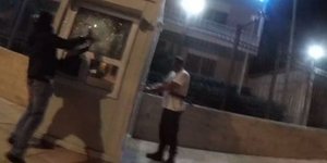 Ο φρουρός της πρεσβείας του Ιράν τη στιγμή της επίθεσης Ρουβίκωνα -Φωτογραφία: Liveleak