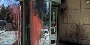 Επίθεση με μπογιές στο υπουργείο Περιβάλλοντος/ Φωτογραφία: EUROKINISSI- ΣΤΕΛΙΟΣ ΜΙΣΙΝΑΣ