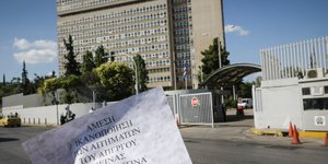 Ντου του Ρουβίκωνα στο υπ. Προστασίας του Πολίτη/Φωτογραφία: Eurokinissi