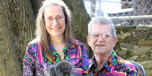 Το ερωτευμένο ζευγάρι που φοράει τα ίδια ρούχα εδώ και 30 χρόνια [εικόνες]