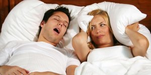 Εχετε τη συνήθεια να ροχαλίζετε; Αυτοί είναι οι κίνδυνοι για την υγεία που μπορε