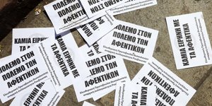 Τα τρικάκια που πέταξαν τα μέλη του Ρουβίκωνα στο ΣΒΒΕ- φωτογραφία eurokinissi