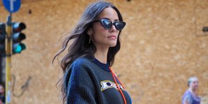 Γυναίκα ποζάρει στον φακό/Φωτογραφία Shutterstock