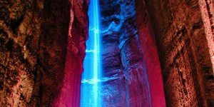 «Βουτιά» στον πιο ψηλό και βαθύ καταρράκτη των ΗΠΑ: Απόκοσμες εικόνες και όλα τα