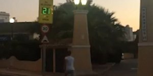 Νέοι τρέχουν μπροστά από ραντάρ για να δουν την ταχύτητά τους. Φωτογραφία: Twitter