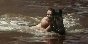 Ο Ράσελ Κρόου ολόγυμνος καβάλα στο άλογο [βίντεο] 