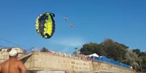 Το παραπέντε έπεσε πάνω σε καλώδια ηλεκτρικού ρεύματος. Φωτογραφία: YouTube