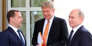 Ο Πεσκόφ ανάμεσα στον Μεντβέντεφ και τον Πούτιν (Mikhail Klimentyev