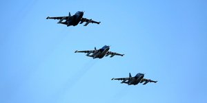 Ρωσικά μαχητικά Su-25 εν πτήσει στη Συρία (Φωτογραφία: ΑΡ)