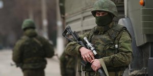 Με το χέρι στη σκανδάλη στρατιώτες στην Κριμαία -Περικύκλωσαν βάση του πεζικού μ