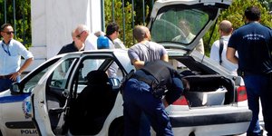 Η στιγμή της σύλληψης μελών του Ρουβίκωνα (Φωτογραφία: EUROKINISSI /ΓΙΩΡΓΟΣ ΚΟΝΤΑΡΙΝΗΣ)