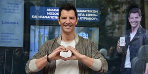 Και το attica στο ρυθμό της «Ομάδας Προσφοράς ΟΠΑΠ» -Δείτε τα αποκαλυπτήρια της βιτρίνας από τον Σάκη Ρουβά