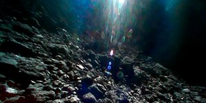  Φωτογραφία που τράβηξε το ιαπωνικό ρόβερ Minerva-1B αποτυπώνει τη βραχώδη επιφάνεια του Ryugu (Φωτογραφία: JAXA/AP) 