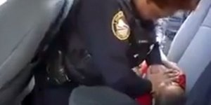 Συγκλονιστικό βίντεο κάνει τον γύρο του κόσμου -Αστυνομικός σώζει τη ζωή μικρού 