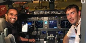 Ο Σάαντ Τζιλάνι ποζάρει με τον πιλότο του αεροσκάφους
