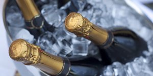 Φωτιγραφία: Shutterstock/ Ανδρας έπεσε σε κώμα αφού επιχείρησε να ανοίξει σαμπάνια ανάμεσα στα πόδια του την Πρωτοχρονιά