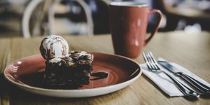 Μπράουνις με παγωτό και καφές /Φωτογραφία: Unsplash/Sabri Tuzcu