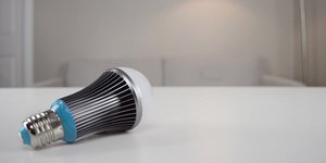 Η έξυπνη λάμπα που μιμείται την δύση του ήλιου και σας βάζει για ύπνο [εικόνες&β