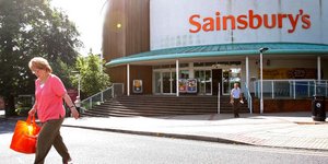 Sainsbury: Εξαγοράζει την Asda έναντι 10