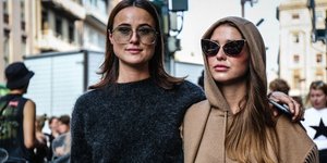 Fashion influencers ποζάρουν στον φακό/ Φωτογραφία: Shutterstock