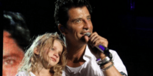 O Σάκης Ρουβάς επί σκηνής με την κόρη του αγκαλιά! [εικόνες]