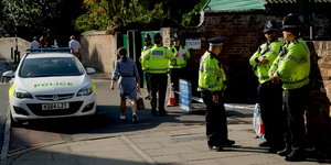 Η αστυνομία έχει αποκλείσει ένα πάρκο που επισκέφθηκε το ζευγάρι των Βρετανών στο Σάλσμπερι (Φωτογραφία: ΑΡ) 