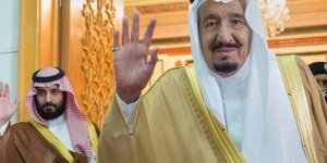 O βασιλιάς της Σ. Αραβίας Σαλμάν και πίσω του ο πρίγκιπας διάδοχος Μοχάμεντ Μπιν Σαλμάν (Φωτογραφία: Saudi Press Agency via AP))