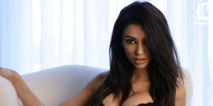 Πασχίζει να κρατήσει το... μπούστο της μέσα στο φόρεμα η Γεωργία Σάλπα [εικόνες]