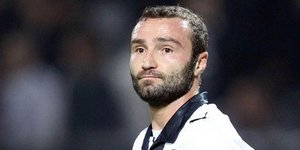Μαινόμενοι οπαδοί στην Τούμπα – Κλότσησαν το αυτοκίνητο του Σαλπιγγίδη