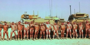 Οι Βρετανοί γδύνονται για να υποστηρίξουν τον Πρίγκιπα Χάρι [εικόνες]