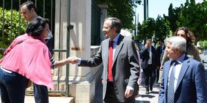Ο χαλαρός περίπατος του Σαμαρά στο Κέντρο -Οι θερμές χειραψίες και τα χαμόγελα [