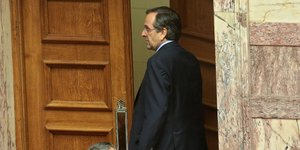 Αργησε να ανέβει ο Σαμαράς στο βήμα λόγω έκτακτης τηλεφωνικής επικοινωνίας