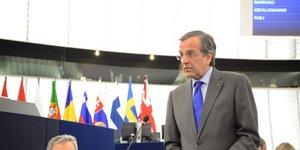 Επίθεση ακροδεξιών σε Σαμαρά στην Ευρωβουλή για την ΧΑ: «Δεν απαντώ σε δημαγωγού