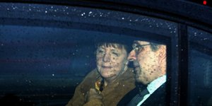 Οταν ο Αντώνης Σαμαράς έδειξε υπό βροχή την Ακρόπολη στην Ανγκελα Μέρκελ [εικόνε