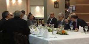 Οι τσιπούρες στο δείπνο του Σαμαρά στον Πειραιά