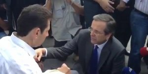 Όταν ο Αντώνης Σαμαράς γονάτισε στην άσφαλτο για να συνομιλήσει με πολίτη [βίντε