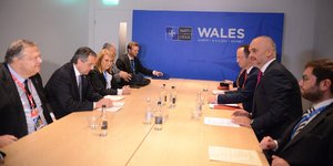 Τι συζήτησε ο Σαμαράς στα ολιγόλεπτα τετ α τετ με Μέρκελ και Ράμα στη Σύνοδο του