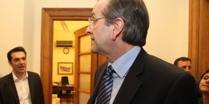 Σαμαράς – Τσίπρας διασταυρώνουν τα ξίφη τους στη Βουλή για τον Προϋπολογισμό