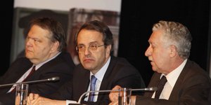 Θέσεις αντιπροέδρων θα προτείνει ο Σαμαράς σε Βενιζέλο-Κουβέλη