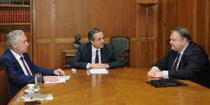 Πολιορκούν τον Κουβέλη για να μείνει στην κυβέρνηση