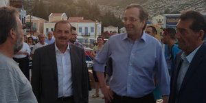 H βόλτα του Σαμαρά στο Καστελόριζο -Στο νησί για το πάρτι του δισεκατομμυριούχου