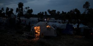 Απογοητευμένοι με τις συνθήκες διαβίωσης και τις ατέλειωτες διαδικασίες ασύλου δηλώνουν οι πρόσφυγες στη Σάμο (Φωτογραφία: ΑΡ/Petros Giannakouris)