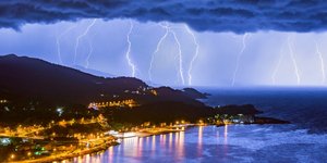 Εντυπωσιακή συστοιχία κεραυνών στη Σάμο / Φωτογραφία: Facebook/Manolis Thravalos/Meteographer